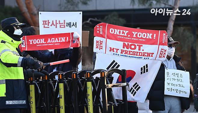 12.3 비상계염 관련 내란 우두머리 혐의를 받는 윤석열 전 대통령의 결심공판이 진행 중인 가운데 9일 서울 서초구 서울중앙지방법원 앞에서 윤 전 대통령의 지지자들이 피켓을 들고 있다. [사진=곽영래 기자]
