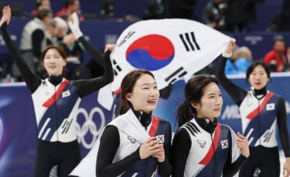 18일(현지시간) 이탈리아 밀라노 아이스스케이팅 아레나에서 열린 2026 밀라노-코르티나담페초 동계올림픽 쇼트트랙 여자 3000m 계주 결승에서 금메달을 따낸 한국 선수들이 세리머니를 하고 있다. [사진=연합뉴스]