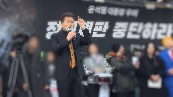 전한길 씨가 집회 현장에서 발언하고 있다. (전한길TV 캡처)
