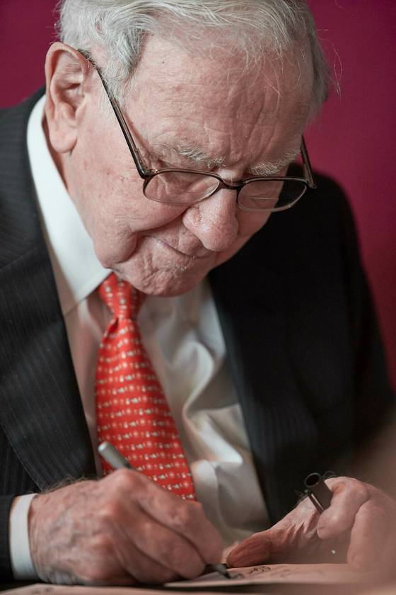 워런 버핏 버크셔 해서웨이 회장. 현지시간 2019년 5월 5일 네바다주 오마하에서 열린 버크셔 해서웨이 연례 주주총회 후에 열린 브리지 게임 중에 종이에 메모를 하는 모습이다. 고도의 전략이 필요한 게임으로, 버핏은 브리지 게임 애호가로 알려져있다. AP=연합뉴스