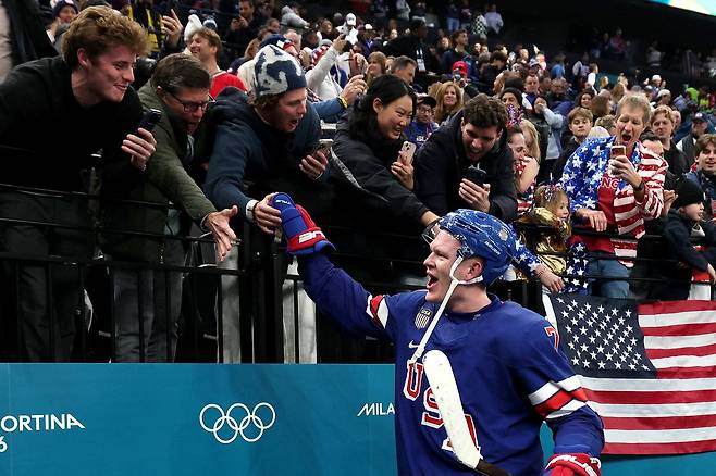 미국 아이스하키 선수 브래드 트카척이 올림픽 8강전 승리 후 경기장을 나서며 관중과 손을 부딪히고 있다. 로이터=연합뉴스