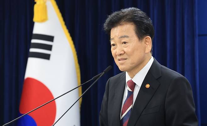 정동영 통일부 장관이 18일 서울 종로구 정부서울청사에서 무인기 사건 관련 입장 및 재발방지대책 추진 계획을 발표하고 있다. 뉴스1