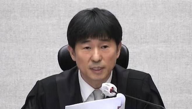 지귀연 부장판사가 19일 오후 서울 서초구 서울중앙지방법원에서 열린 12·3 비상계엄 관련 윤석열 전 대통령 내란 우두머리 혐의 사건 1심 선고공판에서 판결문을 낭독하고 있다. 뉴스1