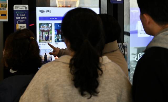 ▲ 영월에서 촬영한 영화 ‘왕과 사는 남자’가 설 연휴 마지막 날인 18일 기준 400만명 이상의 관객을 동원하며 흥행을 이어가고 있는 가운데 이날 춘천의 한 영화관에서 많은 시민들이 ‘왕과 사는 남자’를 예매하고 있다.  방도겸 기자