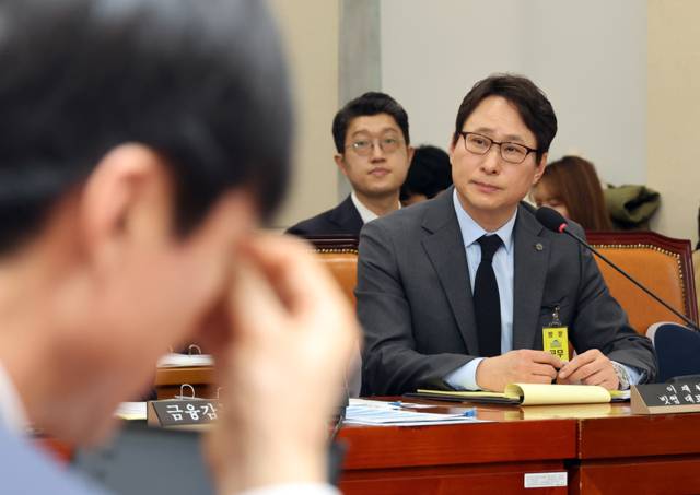 ▲ 이재원 빗썸 대표이사(오른쪽)가 11일 국회 정무위원회에서 열린 국내 가상자산거래소 빗썸에서 발생한 거액의 비트코인 오지급 사태 관련 긴급 현안 질의에서 여야 의원들의 질문을 듣고 있다. 연합뉴스