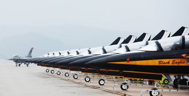 ▲ '오산 에어 파워 데이 2025 미디어데이'에서 블랙이글스 비행기 옆으로 지나가는&nbsp; F-16 전투기 [연합뉴스]