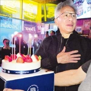 젠슨 황 CEO가 지난 14일 깜짝 생일 케이크를 받고 웃고 있다. 황 CEO의 생일은 17일이다. /독자 제공