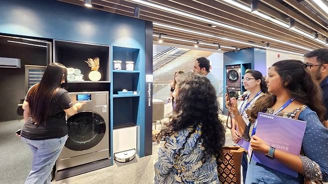 삼성전자가 지난해 9월24일(현지시간) 인도 IT 기술의 메카인 뭄바이에 위치한 플래그십 스토어 삼성 반드라 쿨라 콤플렉스에서 IFA 2025를 통해 선보였던 AI 홈 기술을 소개하고 있다. 사진=삼성전자