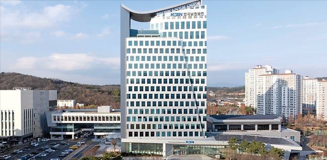 경남 진주 한국남동발전 본사 전경. 2014년 공공기관 지방 이전 정책에 따라 본사를 서울 강남구 삼성동에서 경남 진주 혁신도시로 이전했다. /한국남동발전 제공