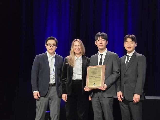 지난 16일 미국에서 열린 ‘국제고체회로학회(ISSCC) 2026’에서 최우수 논문상을 수상한 서울대 연구진들. (왼쪽부터) 최재혁 교수, Edith Beigne ISSCC 학회장, 서정범 연구원, 신유환 연구원/서울대학교