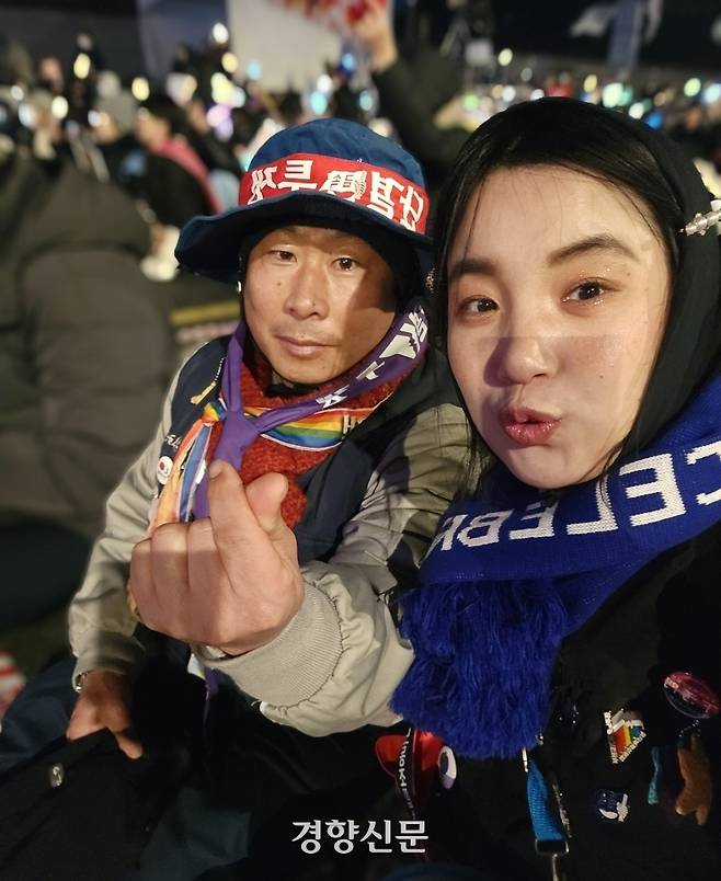 지난해 4월4일 진아씨(오른쪽)가 탄핵 광장에 나와 앉아 있다. 본인 제공