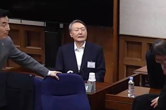 윤석열 전 대통령이 19일 서울중앙지법에서 열린 12·3 비상계엄 관련 내란 우두머리 혐의 1심 선고공판에 출석하고 있다. 서울중앙지법 제공