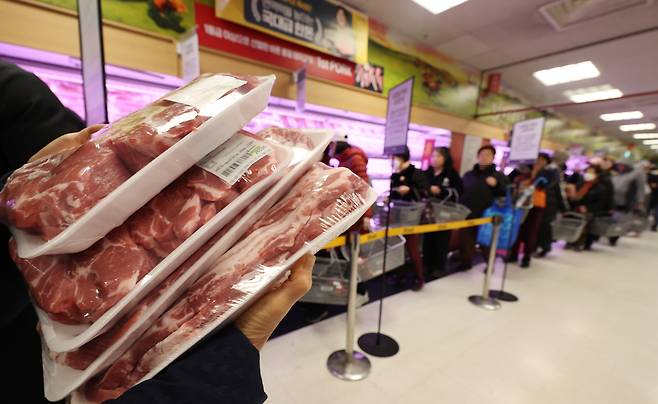 Shoppers line up to buy samgyeopsal, or pork belly, at an Emart branch in Eunpyeong District, northern Seoul, on March 3, 2025. Supermarkets held discount events for the fatty cut for the day, which is promoted as Samgyeopsal Day in Korea by agricultural associations. [YONHAP]