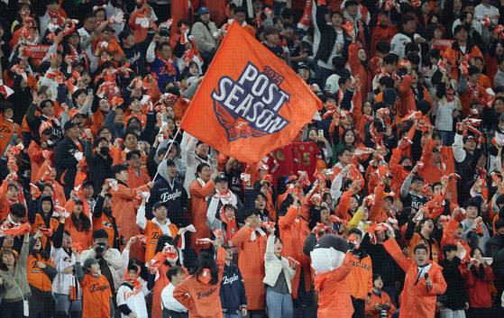 Hanwha Eagles fans cheer during the fifth game of the 2025 Shinhan SOL Bank KBO postseason Korean Series against the LG Twins at Hanwha Life Ballpark in Daejeon on Oct. 31, 2025. [NEWS1]