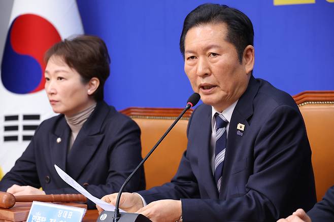 Democratic Party (DP) leader Jung Chung-rae, right, speaks during an emergency DP Supreme Council meeting at the National Assembly in Yeouido, western Seoul, on Feb. 19. [YONHAP]