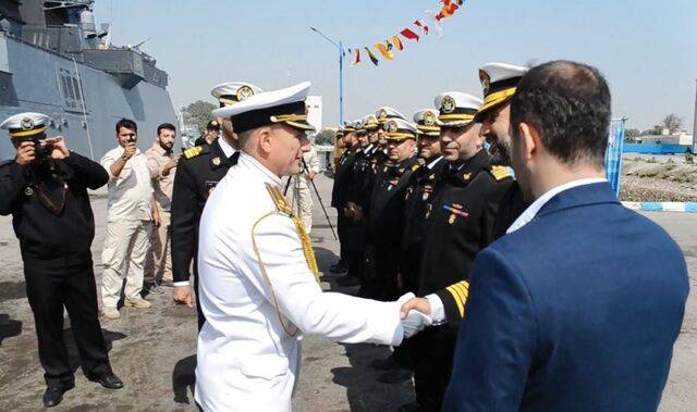 러시아 국방부가 18일(현지시간) 공개한 영상에서 러시아와 이란 해군 고위 장교들이 이란 남부 반다르아바스항에서 만나 악수하고 있다. 러시아 해군 발트함대 소속인 스토이키 호위함은 이란과의 합동 군사 훈련을 위해 이곳에 입항했다. EPA연합뉴스