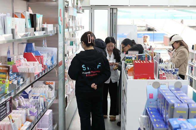 18일 서울 중구 명동의 한 약국에서 외국인 관광객들이 의약품을 쇼핑하고 있다. [한주형기자]