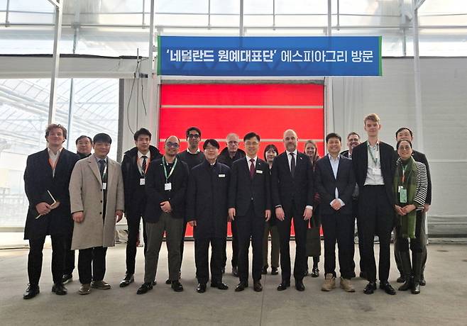 지난 12일 충남 서산시에 위치한 에스피아그리 스마트팜을 방문한 글로벌 원예 선도국 ‘네덜란드 원예단’ 모습. [에스피아그리]