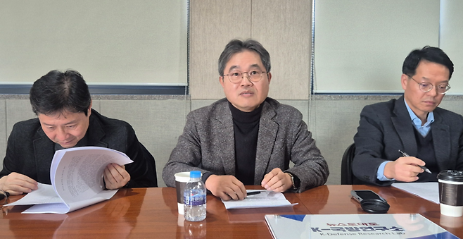 이남우 전 국가보훈처 차장(가운데)이 19일 뉴스토마토 K국방연구소가 ‘국방 인력 관리의 새로운 접근’을 주제로 주최한 세미나에서 주제발표를 하고 있다. [사진제공=뉴스토마토 K국방연구소]