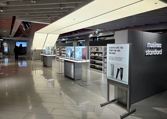 서울 양천구 현대백화점 목동점에 오픈한 무신사 스탠다드. 무신사 스탠다드 뷰티 매장이 따로 마련돼 있다 [김혜진기자]