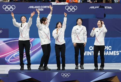 18일(현지시간) 이탈리아 밀라노 아이스스케이팅 아레나에서 열린 2026 밀라노-코르티나담페초 동계올림픽 쇼트트랙 여자 3000m 계주 결승에서 금메달을 따낸 한국 선수들이 시상대에 오르고 있다. 오른쪽부터 최민정, 김길리, 이소연, 노도희, 심석희. [사진 = 연합뉴스]