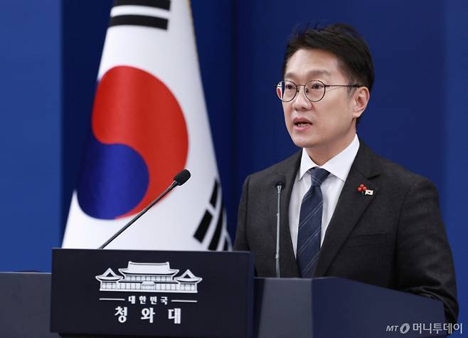 [서울=뉴시스] 고범준 기자 = 김남준 대변인이 24일 청와대 춘추관에서 희귀질환 환우·가족 현장소통 관련 브리핑을 하고 있다. 2025.12.24. bjko@newsis.com /사진=고범준