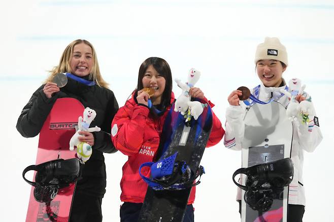 유승은(오른쪽)이 9일(현지 시간) 스노보드 여자 빅에어 동메달을 따낸 후 시상대에 올라 메달을 들고 포즈를 취하고 있다. 금메달은 일본의 무라세 코코모(가운데)가 차지했다. 일본은 같은 종목 남자부에서도 금,은메달을 차지했다. 이번 대회에서 2022년 베이징 동계올림픽에서 획득한 18개 메달을 넘어설 것이라는 분석이 우세하다. 2024 파리올림픽에서 일본은 역대 최고인 종합 3위를 차지했다. /AP=뉴시스