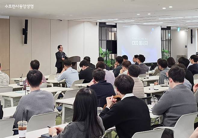 우리금융그룹 동양생명이 타운홀 미팅을 개최해 지난해 경영 성과를 공유했다. 사진은 지난 13일 서울 종로구 그랑서울 본사에서 열린 타운홀 미팅에서 임직원 앞에 선 성대규 동양생명 대표이사. /사진=동양생명