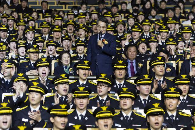 지난달 19일 경기 수원시 경기아트센터에서 열린 신임 소방공무원 임용식에서 김동연(가운데) 경기지사가 신임 소방공무원에게 격려사를 하고 있다. 경기도청 제공