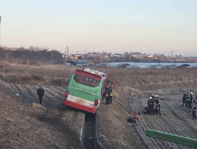 사고 수습 중인 소방대원  : 19일 오전 회사 통근버스가 농수로로 추락한 전북 익산 여산면 사고 현장에서 소방 당국 등이 인명 구조와 사고 조사 활동을 하고 있다.    연합뉴스