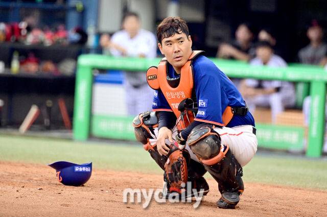 2025년 8월 9일 오후 서울 잠실구장에서 열린 '2025 신한 SOL뱅크 KBO 리그' 한화 이글스와 LG 트윈스의 경기. 한화 이재원 포수가 2회말 무사 1루서 1루 주자 박해민에게 2루 도루를 허용한 뒤 허탈해하고 있다./마이데일리