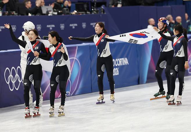 19일 이탈리아 밀라노 아이스스케이팅 아레나에서 열린 2026 밀라노-코르티나 동계올림픽 쇼트트랙 여자 3000m 계주 결승에서 금메달을 따낸 한국 최민정과 김길리 등 선수들이 세리머니를 하고 있다. [연합]