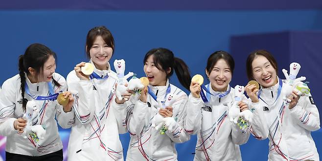 19일 이탈리아 밀라노 아이스스케이팅 아레나에서 열린 2026 밀라노-코르티나담페초 동계올림픽 쇼트트랙 여자 3000m 계주 결승에서 금메달을 따낸 한국 선수들이 메달을 목에 걸고 포즈를 취하고 있다. 오른쪽부터 최민정, 김길리, 이소연, 노도희, 심석희. [연합]