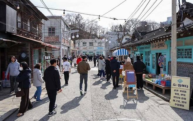 설 연휴 기간 순천 드라마촬영장을 찾은 관광객 인파. [사진 순천시]