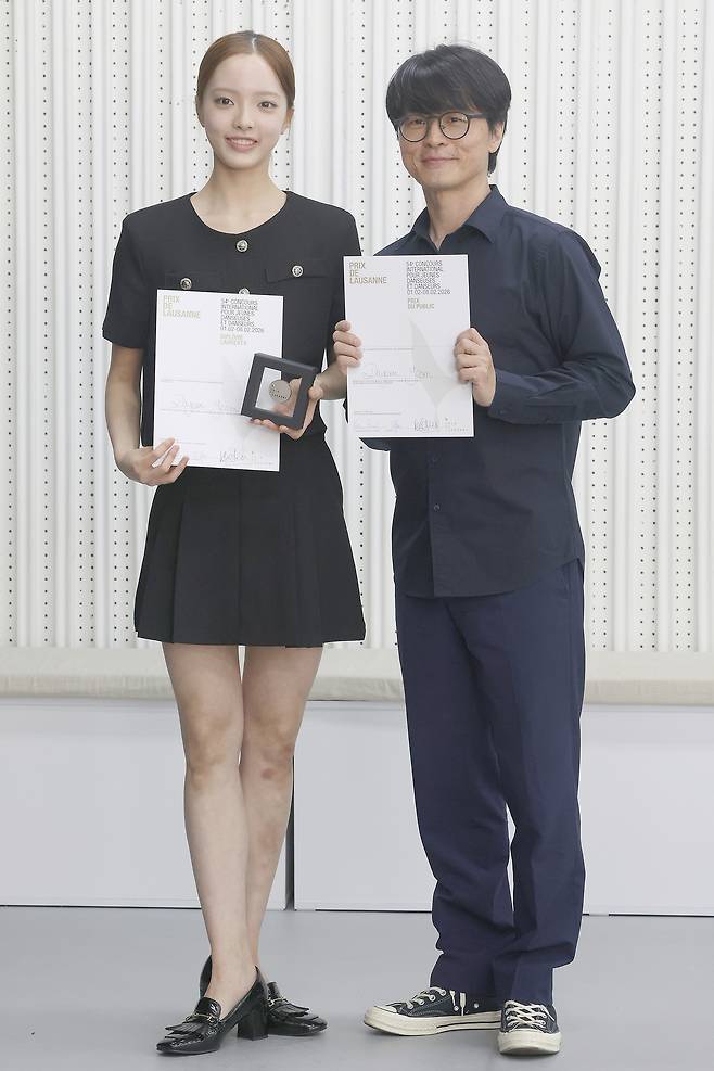 제54회 스위스 로잔발레콩쿠르에서 2위와 관객상을 수상한 염다연 발레리나와  국립발레단 발레마스터 출신인 아버지 염지훈. [연합]