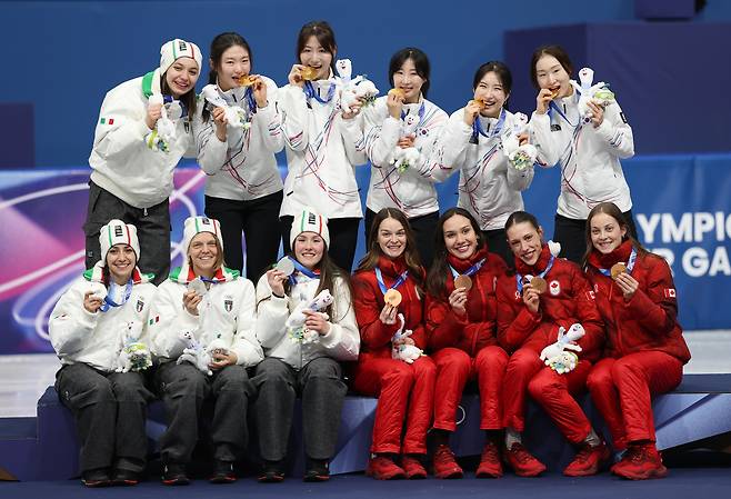 여자 3000m 계주 결승에서 금메달을 따낸 한국 선수들이 메달을 목에 걸고 메달리스트들과 함께 포즈를 취하고 있다. [연합]