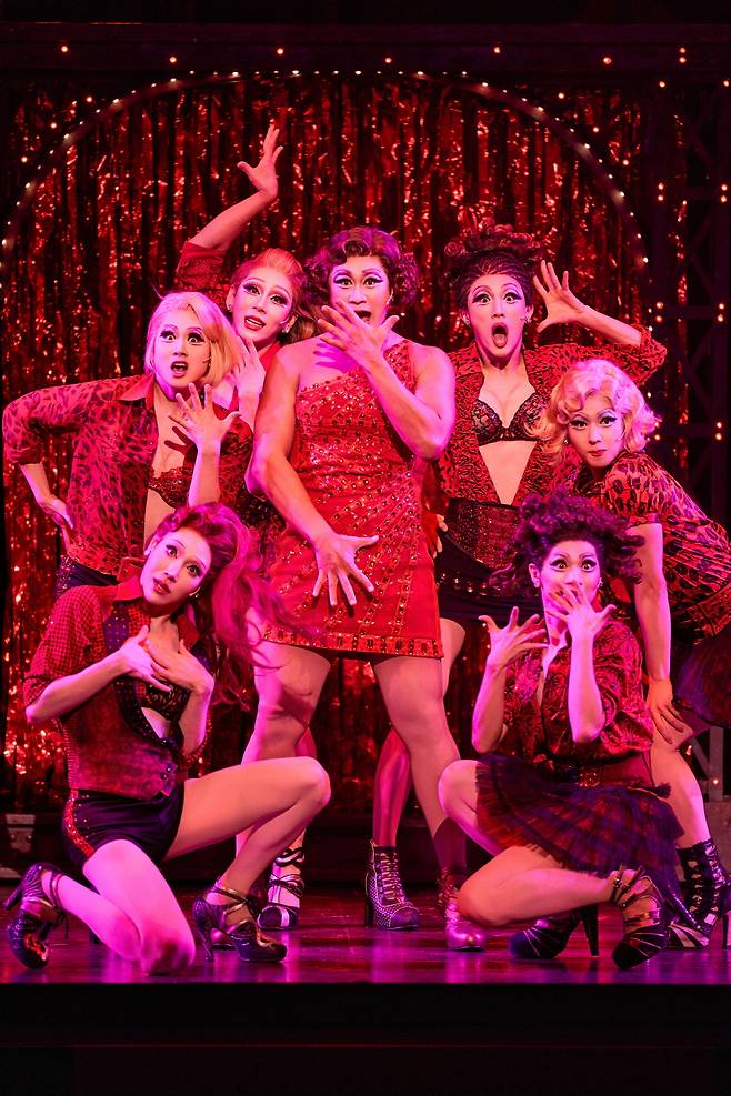 뮤지컬 ‘킹키부츠’의 성공신화를 이끈 롤라 역의 배우 강홍석과 엔젤스 [CJ ENM 제공]