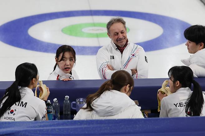 한국과 스웨덴의 경기에서 한국 대표팀 선수들이 8-1로 크게 앞서며 5엔드를 마친 뒤 밝은 표정으로 휴식하고 있다. [연합]