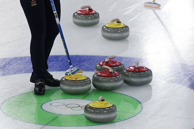 한국과 스웨덴의 경기 3엔드가 종료된 상황에서 한국 스톤 2개가 득점 위치에 자리잡고 있다. [연합]