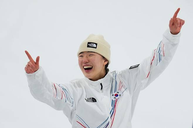 [리비뇨=AP/뉴시스] 9일(현지 시간) 이탈리아 리비뇨 스노파크에서 열린 2026 밀라노·코르티나담페초 동계올림픽 스노보드 여자 빅에어 결선에서 유승은이 동메달을 획득, 시상대에 오르며 기뻐하고 있다. 2026.02.10.