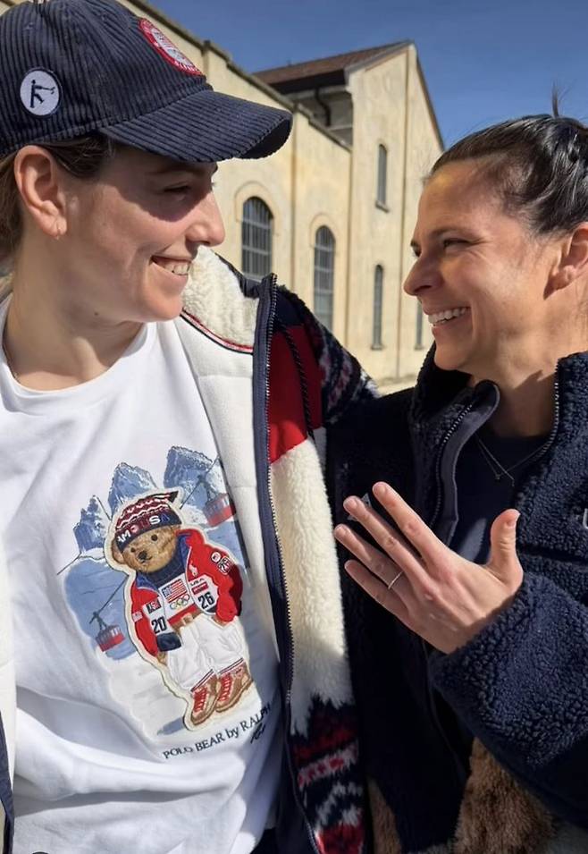 [서울=뉴시스] 미국 아이스하키 국가대표 힐러리 나이트(왼쪽)와 스피드스케이팅 국가대표 브리트니 보가 18일(현지 시간) 약혼 소식을 전했다. 사진은 나이트가 SNS에 게시한 영상 속 한 장면. (사진=나이트 SNS 캡처) 2026.02.19. *재판매 및 DB 금지