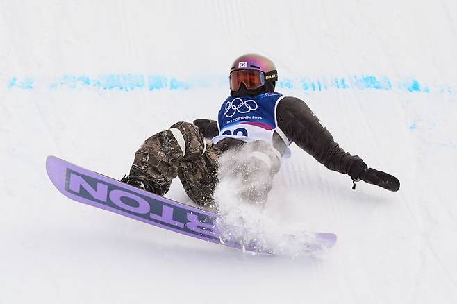 [리비뇨=AP/뉴시스] 유승은이 18일(현지 시간) 이탈리아 리비뇨 스노파크에서 열린 2026 밀라노·코르티나담페초 동계올림픽 스노보드 여자 슬로프스타일 결선 경기에서 넘어지고 있다. 2026.02.18.