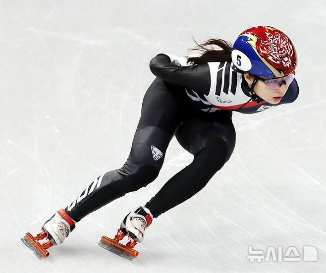 [밀라노=뉴시스] 박주성 기자 = 16일 (현지 시간) 이탈리아 밀라노 아이스 스케이팅 아레나 경기장에서 열린 2026 밀라노·코르티나담페초 동계올림픽 쇼트트랙 여자 1000m 준결승에서 최민정이 역주하고 있다. 2026.02.16. park7691@newsis.com