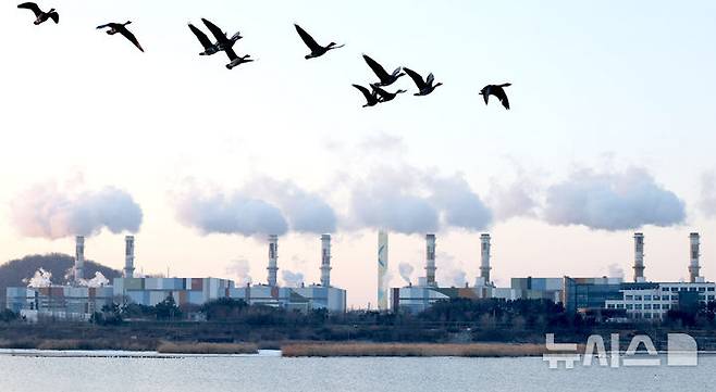 [인천=뉴시스] 전진환 기자 = 연일 한파가 이어지는 27일 오전 인천 서구 서인천복합화력발전소 굴뚝에서 수증기가 뿜어져 나오고 있다. 2026.01.27. amin2@newsis.com