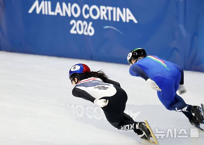 [밀라노=뉴시스] 박주성 기자 = 18일(현지 시간) 이탈리아 밀라노 아이스 스케이팅 아레나 경기장에서 열린 2026 밀라노·코르티나담페초 동계올림픽 쇼트트랙 여자 3000m 계주 결승에서 김길리가 역주하고 있다. 2026.02.19. park7691@newsis.com