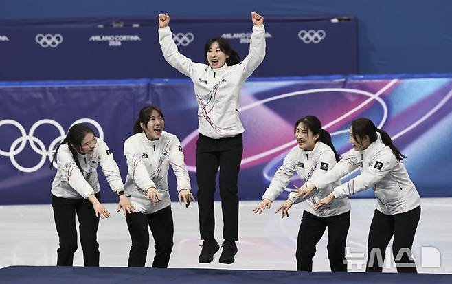 [밀라노=뉴시스] 김근수 기자 = 여자 쇼트트랙 대표팀이 18일(현지 시간) 이탈리아 밀라노 아이스스케이팅 아레나에서 열린 2026 밀라노·코르티나 담페초 동계올림픽 여자 쇼트트랙 3000m 계주 시상식에서 기뻐하고 있다. 2026.02.19. ks@newsis.com