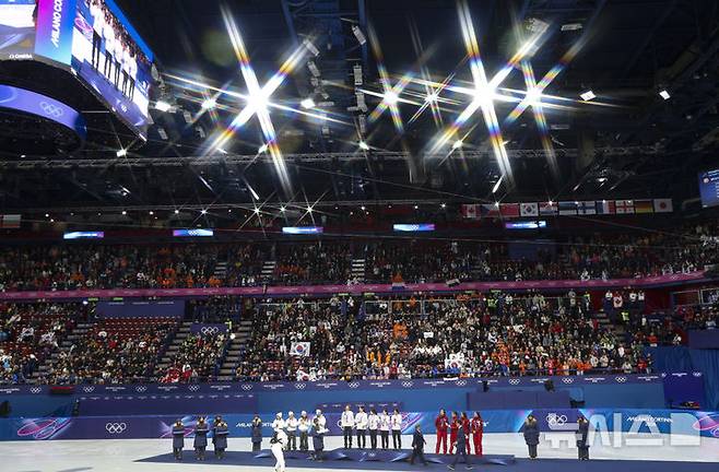 [밀라노=뉴시스] 김근수 기자 = 여자 쇼트트랙 대표팀이 18일(현지 시간) 이탈리아 밀라노 아이스스케이팅 아레나에서 열린 2026 밀라노·코르티나 담페초 동계올림픽 여자 쇼트트랙 3000m 계주 시상식에서 금메달을 받고 애국가를 부르고 있다. 2026.02.19. ks@newsis.com