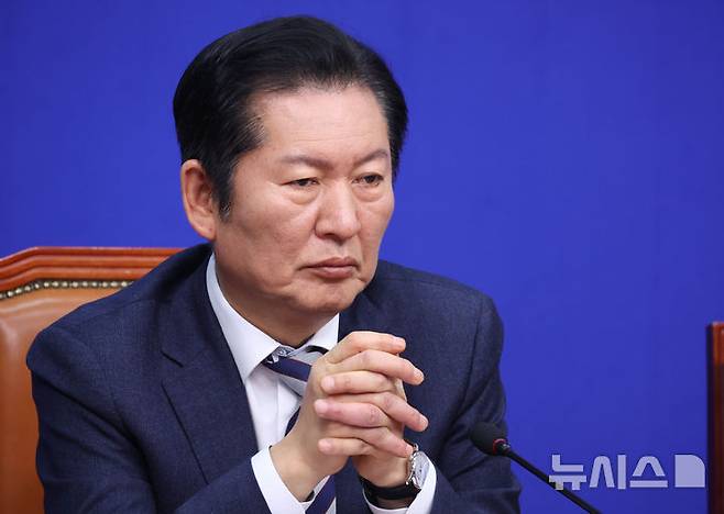 [서울=뉴시스] 조성봉 기자 = 정청래 더불어민주당 대표가 13일 오전 서울 여의도 국회에서 열린 최고위원회의에서 잠시 생각에 잠겨있다. 2026.02.13. suncho21@newsis.com