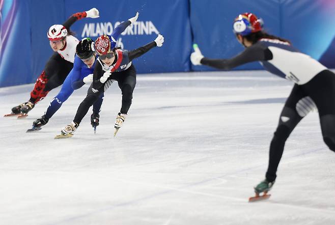 18일(현지시간) 이탈리아 밀라노 아이스스케이팅 아레나에서 열린 2026 밀라노·코르티나담페초 동계올림픽 쇼트트랙 여자 3000m 계주 결승에서 한국 마지막 주자 김길리가 피니시라인을 향해 1위로 달리고 있다. 사진 오른쪽은 심석희. 연합뉴스