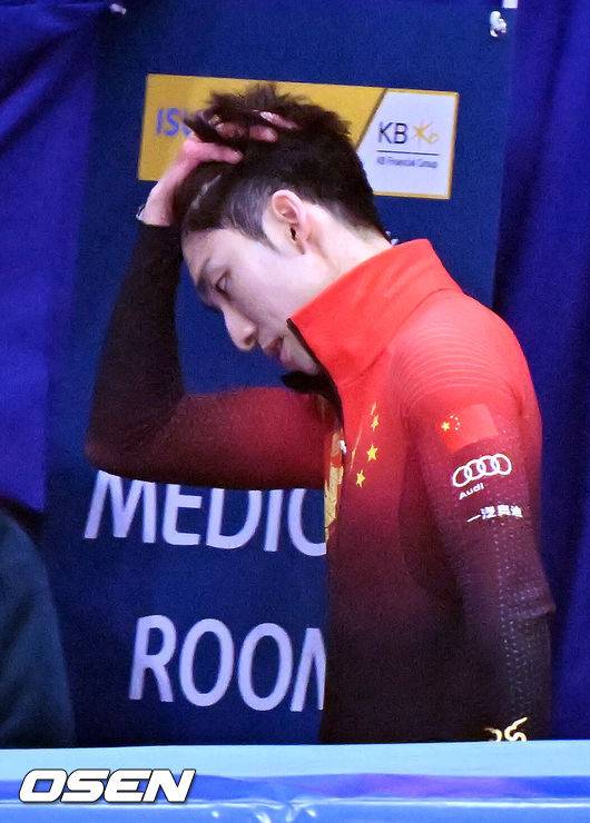 [OSEN=민경훈 기자] 11일 서울 목동 아이스링크에서 '2023 KB금융 국제빙상경기연맹(ISU) 쇼트트랙 세계선수권대회' 본선 경기가 진행됐다.남자 500m 결승에서 중국 린샤오쥔(한국명 임효준)이 페널티로 실격이 된 후 퇴장하며 아쉬워하고 있다. 2023.03.11 / rumi@osen.co.kr
